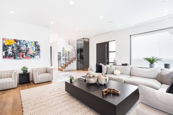 TV, fireplace, video games, stereo - The Palms Pad - 5 Min From Beach - arcade, putting green, pool, spa, sauna, gym (Los Angeles)