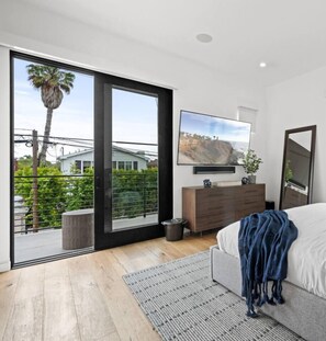 4 bedrooms, desk, soundproofing, iron/ironing board - The Palms Pad - 5 Min From Beach - arcade, putting green, pool, spa, sauna, gym (Los Angeles)