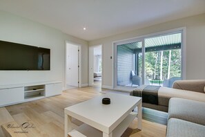 Smart TV, chimenea, videojuegos y futbolito 