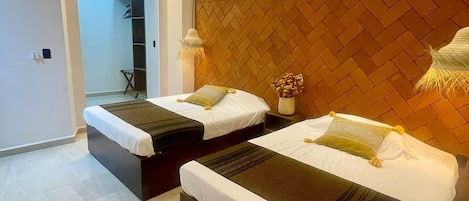 5 slaapkamers, een bureau, een strijkplank/strijkijzer, reisbedje