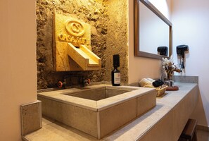 Shower, hair dryer, towels, soap - Histórica Casona Oaxaqueña tranquila y con excelente ubicación. Lobby y Balcón (Oaxaca de Juárez)