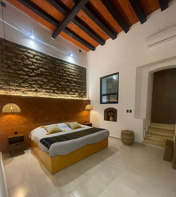 5 bedrooms, desk, iron/ironing board, travel crib