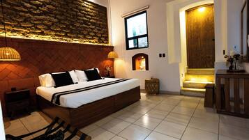 5 soverom, skrivebord, strykejern/-brett og reiseseng for barn