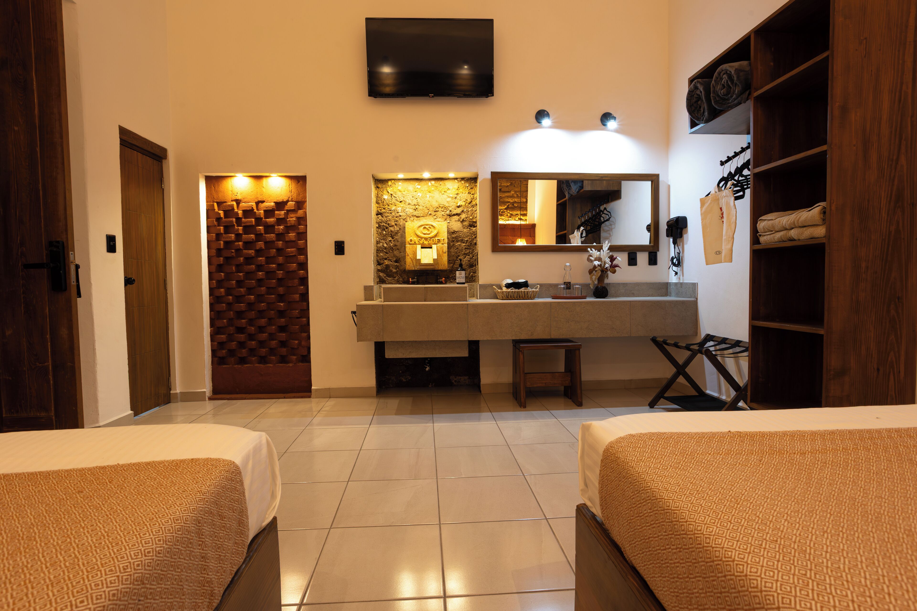 5 dormitorios, escritorio, tabla de planchar con plancha y cuna de viaje