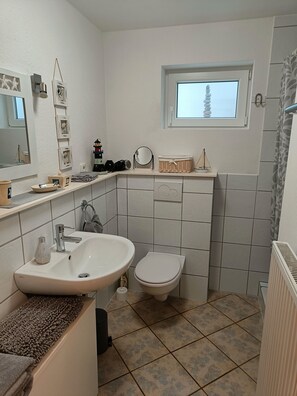 Dusj, hårføner og håndklær