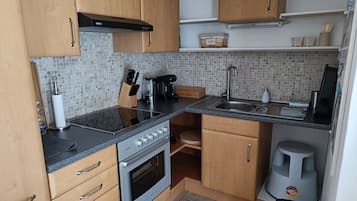 Fridge, oven, stovetop, coffee/tea maker