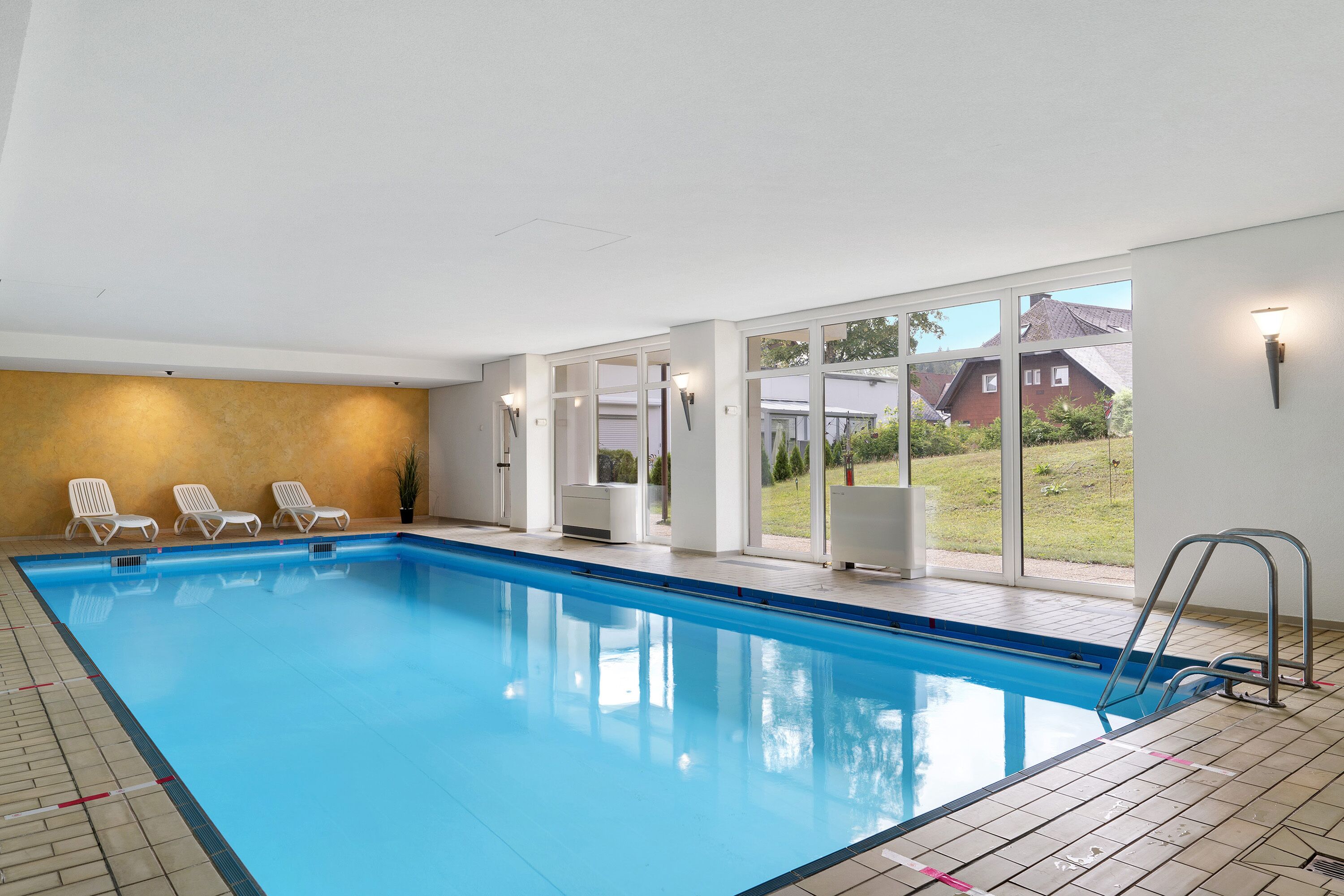 Een binnenzwembad en een verwarmd zwembad