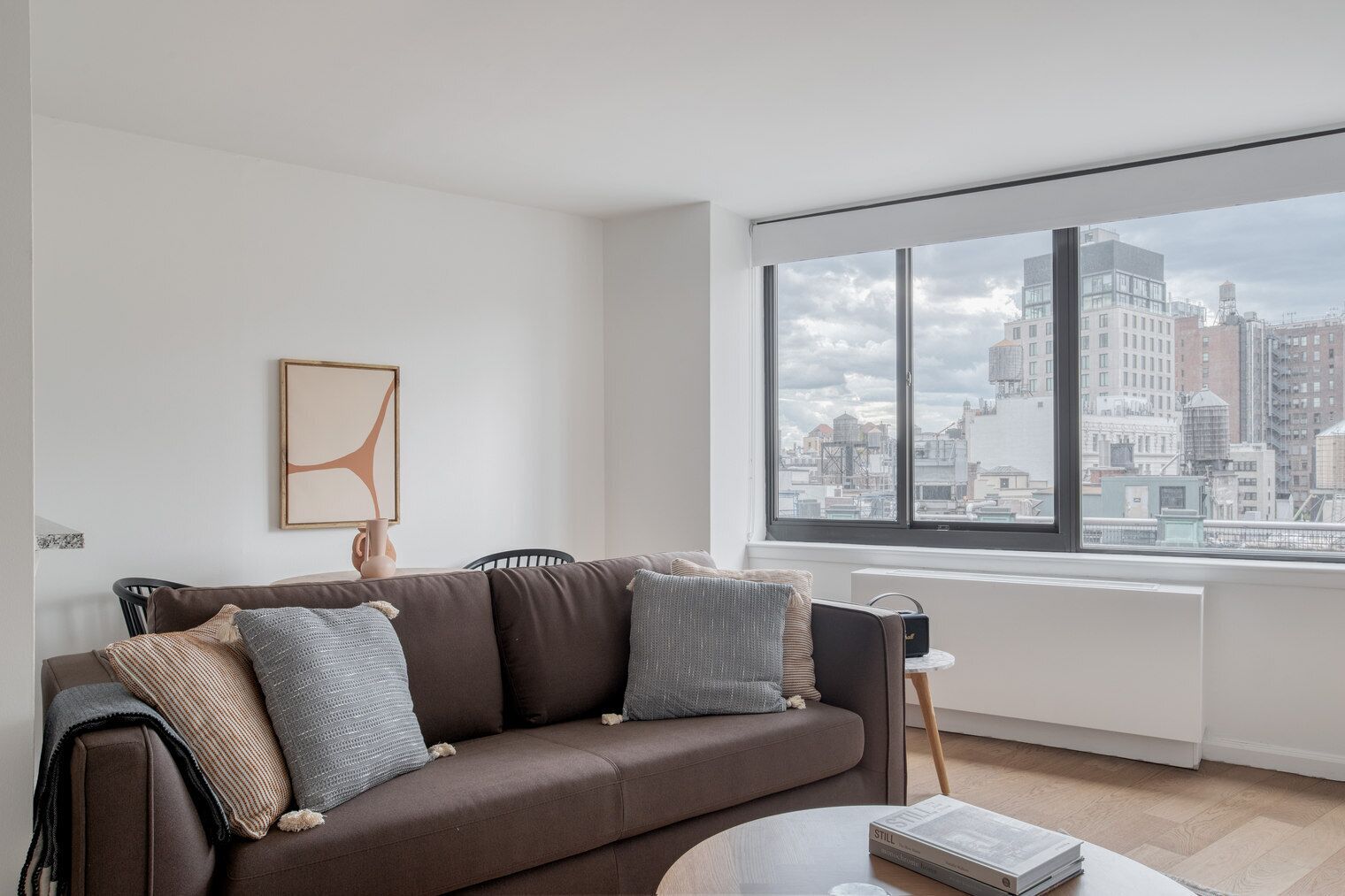 Een televisie en een stereo