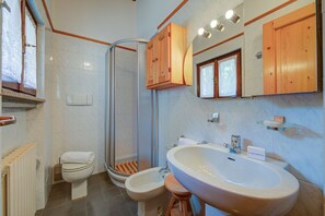 Dusche, Haartrockner, Bidet, Handtücher