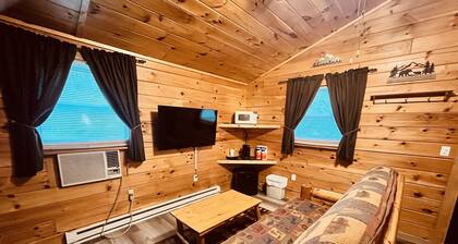 Recently renovated Log cabin with Hot tub!!!