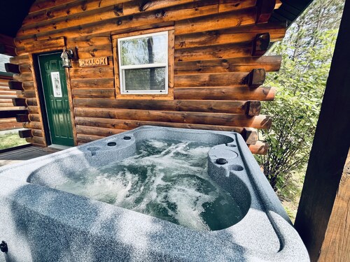 Recently renovated Log cabin with Hot tub!!!