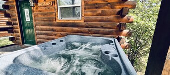 Recently renovated Log cabin with Hot tub!!!