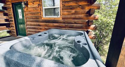Recently renovated Log cabin with Hot tub!!!