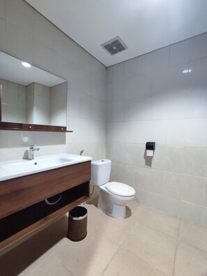 デラックス ダブルまたはツインルーム | バスルーム