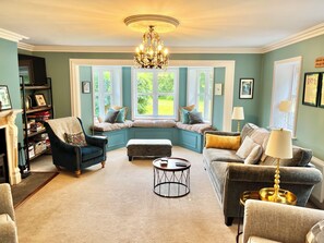 Una Smart TV, una chimenea, libros, una impresora