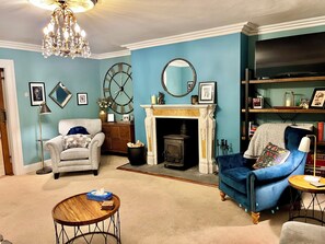 Una Smart TV, una chimenea, libros, una impresora