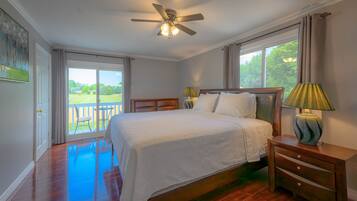 3 bedrooms, desk, iron/ironing board, travel crib