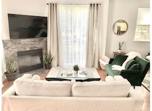 TV connectée, cheminée, livres