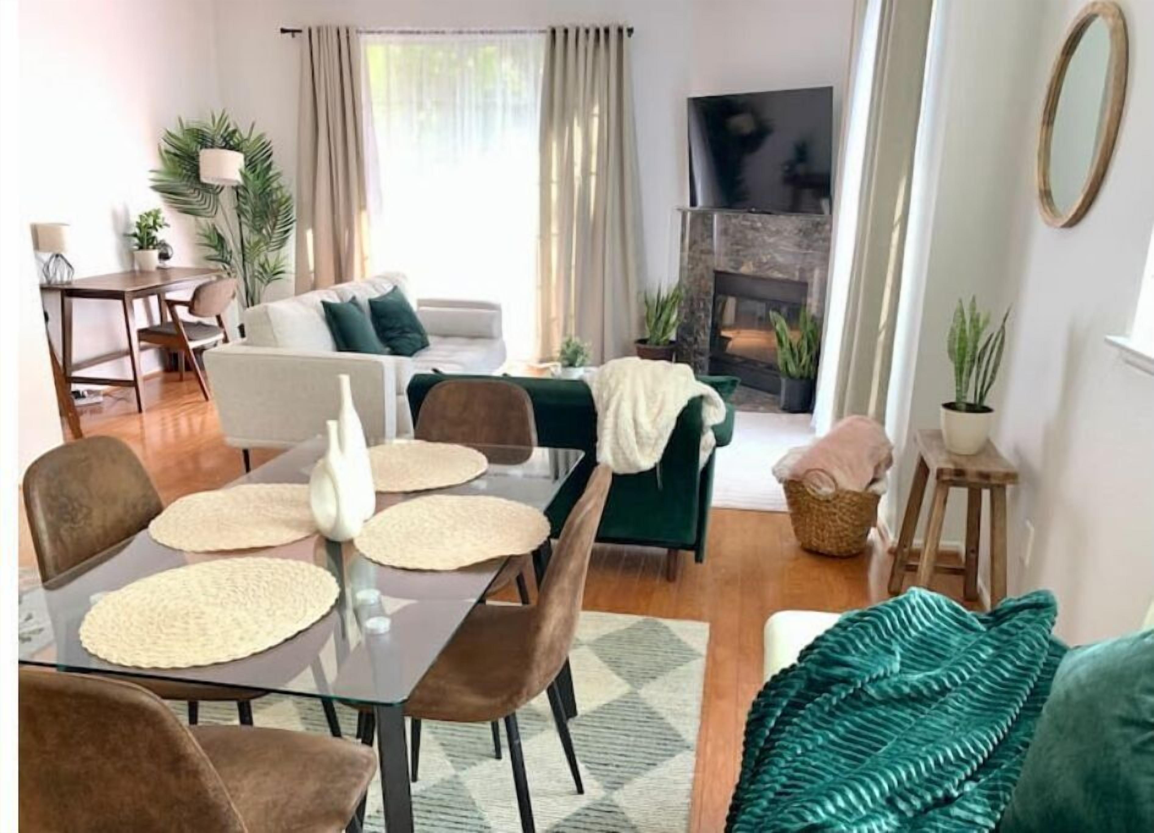 Stylish 2bd/2ba condo 4 miles from Six Flags! Sleeps 6