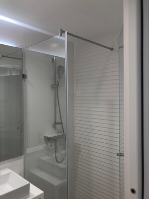 Douche, sèche-cheveux, serviettes fournies
