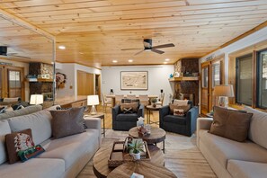 TV, fireplace - Tyrolean Vail - Walk to Everything! Amenities access! (Vail)