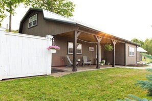 A house with a covered porch, a white fence, and a sign that says 'welcome'. - Amish Country Escape for Families & Friends (Warsaw)