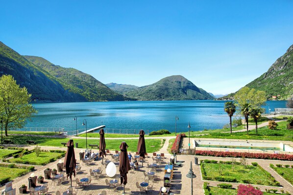 تناول الطعام بالخارج