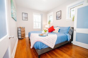 2 bedrooms, iron/ironing board, WiFi, bed sheets - Charming STL Brick w/ firepit-  KingBed- 5min Botanical Garden (St. Louis)