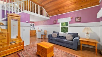 Romantic Cottage, 1 Queen Bed, Fireplace, Garden View | Egyptian cotton sheets, premium bedding, down duvets, pillow-top beds