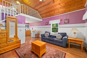 Romantic Cottage, 1 Queen Bed, Fireplace, Garden View | Egyptian cotton sheets, premium bedding, down comforters, pillowtop beds