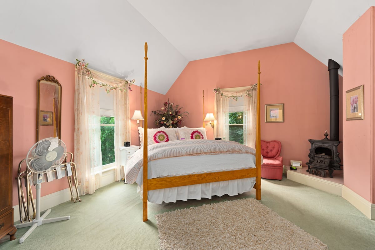 Chambre Simple Supérieure, 1 trÚs grand lit, cheminée, vue jardin
