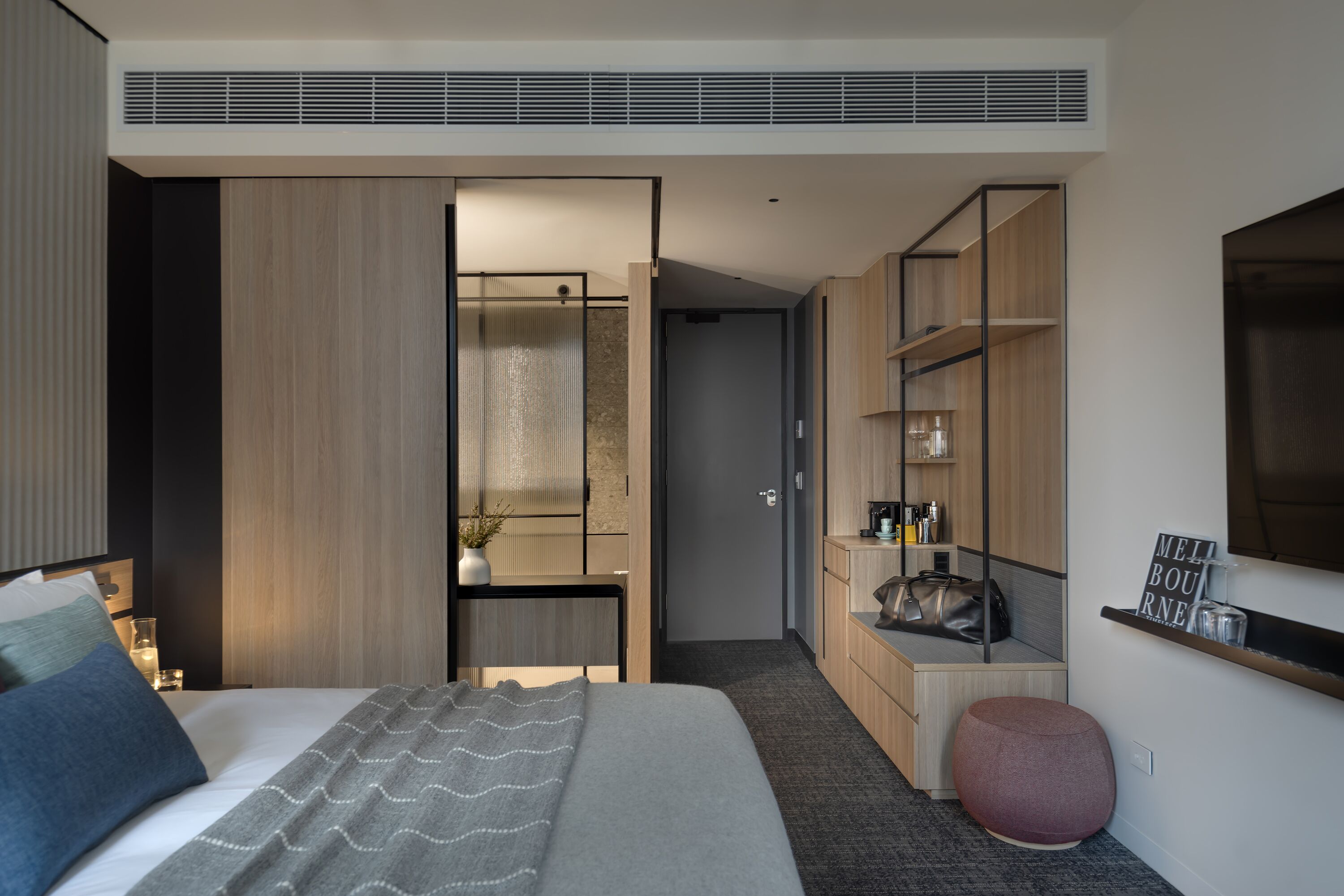 Urban Laneway King | Premium bedding, pillowtop beds, minibar, in-room safe