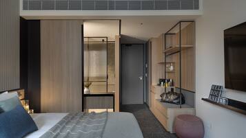 Urban Laneway King | Premium bedding, pillowtop beds, minibar, in-room safe