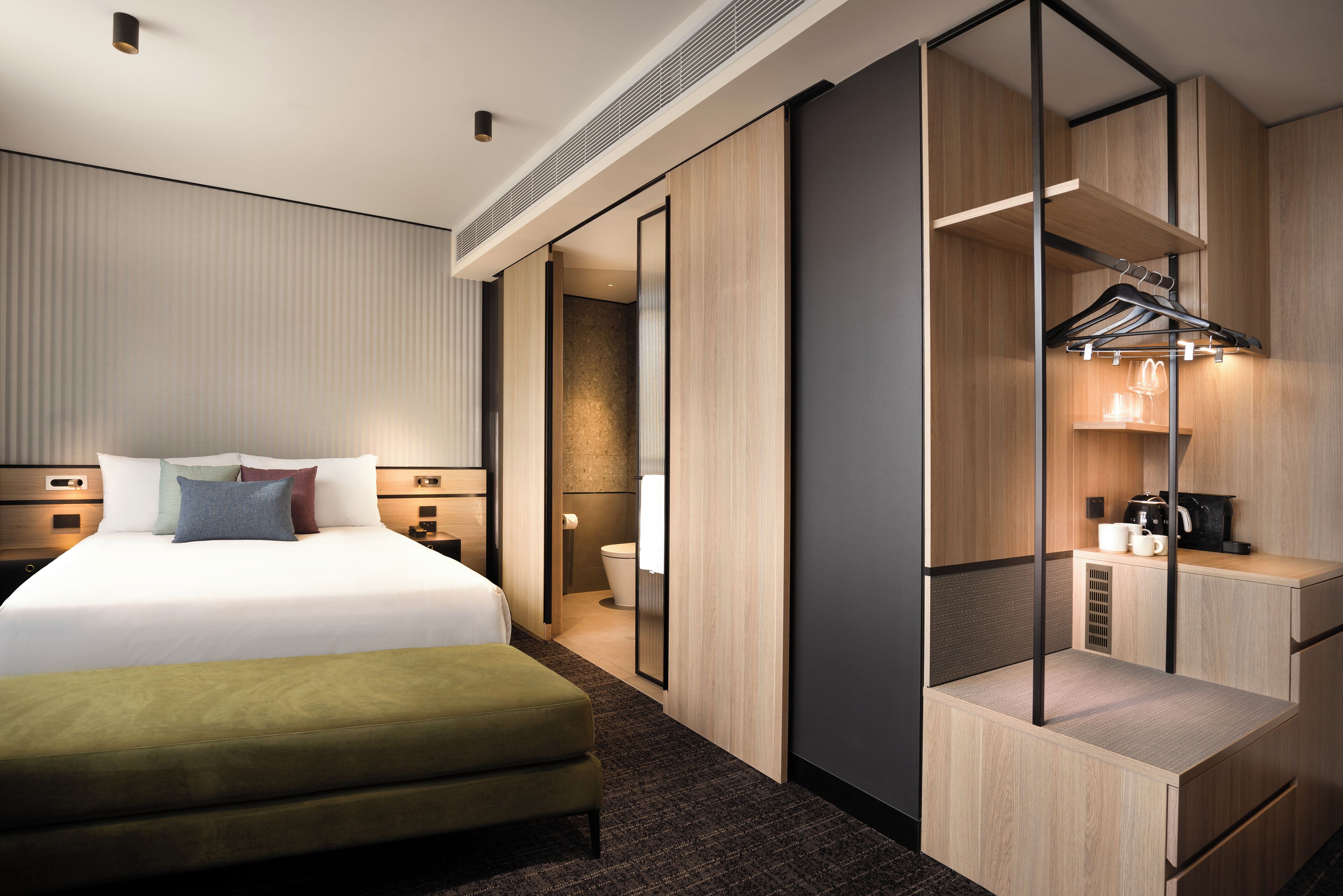 Urban Standard Queen | Premium bedding, pillow-top beds, minibar, in-room safe
