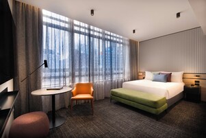 Urban Standard Queen | Seprai premium, bantalan ekstra lembut, minibar, dan brankas