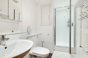 Bathtub, hair dryer, towels