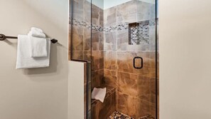 Bañera, secador de pelo y toallas