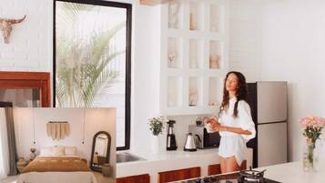 Vila Bulan Madu | Dapur kecil pribadi | Lemari es, peralatan masak/sendok-piring, dan dapur terbuka