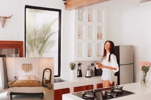 Vila Bulan Madu | Dapur kecil pribadi | Lemari es, peralatan masak/sendok-piring, dan dapur terbuka