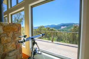 Property grounds - Kangaroo Lodge - Spacious & Luxurious (Mudgeeraba)