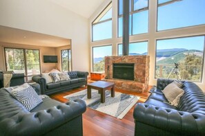 Living area - Kangaroo Lodge - Spacious & Luxurious (Mudgeeraba)