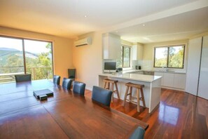 Dining - Kangaroo Lodge - Spacious & Luxurious (Mudgeeraba)