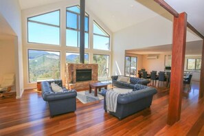 Living area - Kangaroo Lodge - Spacious & Luxurious (Mudgeeraba)