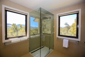 Bathroom - Kangaroo Lodge - Spacious & Luxurious (Mudgeeraba)