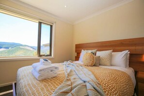 1 bedroom, WiFi - Kangaroo Lodge - Spacious & Luxurious (Mudgeeraba)