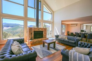 Living area - Kangaroo Lodge - Spacious & Luxurious (Mudgeeraba)