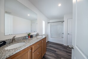 Serviettes fournies, savon, papier toilette