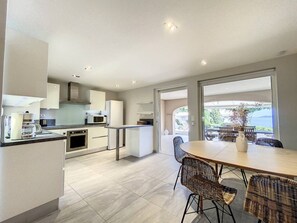 Kjøleskap, mikrobølgeovn, ovn og kjøkkenutstyr