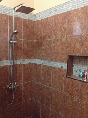 Een douche, handdoeken, toiletpapier