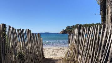 Una spiaggia nelle vicinanze